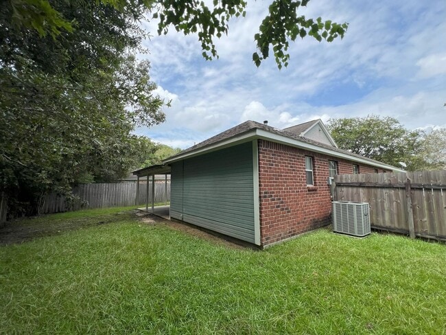 Building Photo - Charming updated 3 bedroom, 2 bath home in...