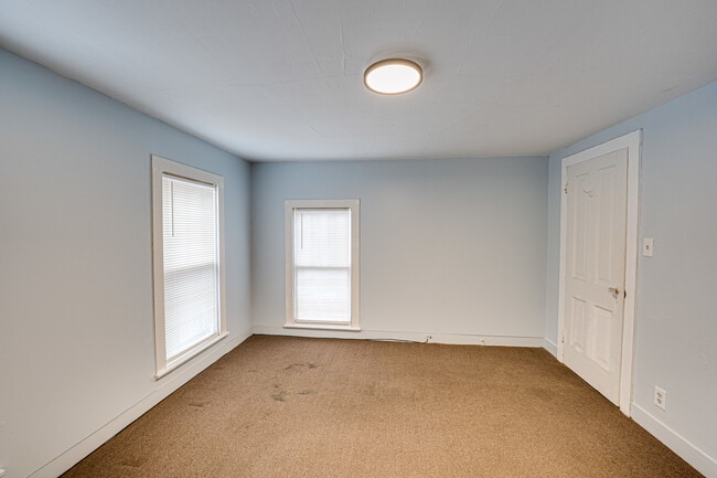 Building Photo - 426 N Lake St