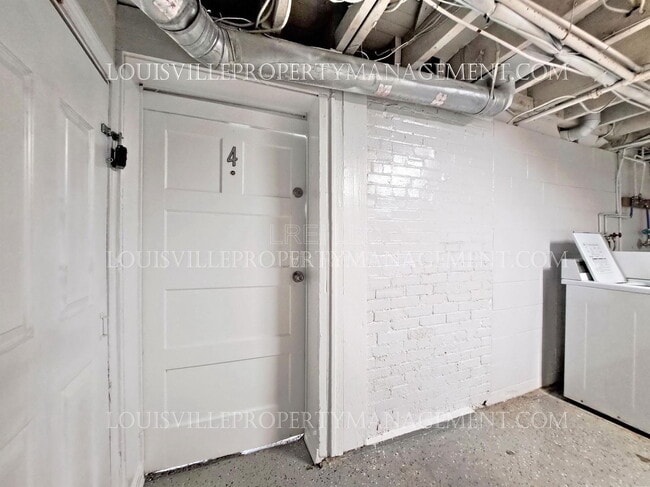 Building Photo - 319 W Lee St