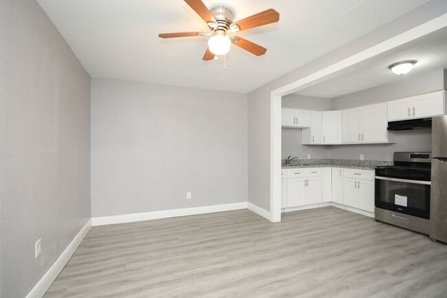Building Photo - For Lease | 2 Bed, 1 Bath | 800 Sq Ft | Sunnyside Place Community |