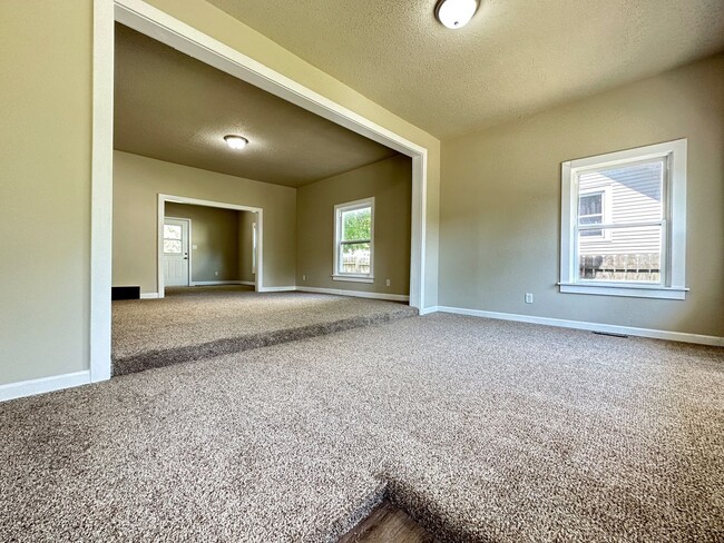 Building Photo - Updated 3 Bedroom 1,800 SQFT Home for Rent