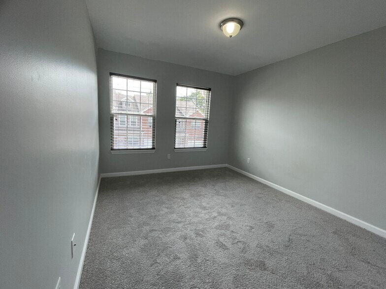 Building Photo - 1605 Villa Cir