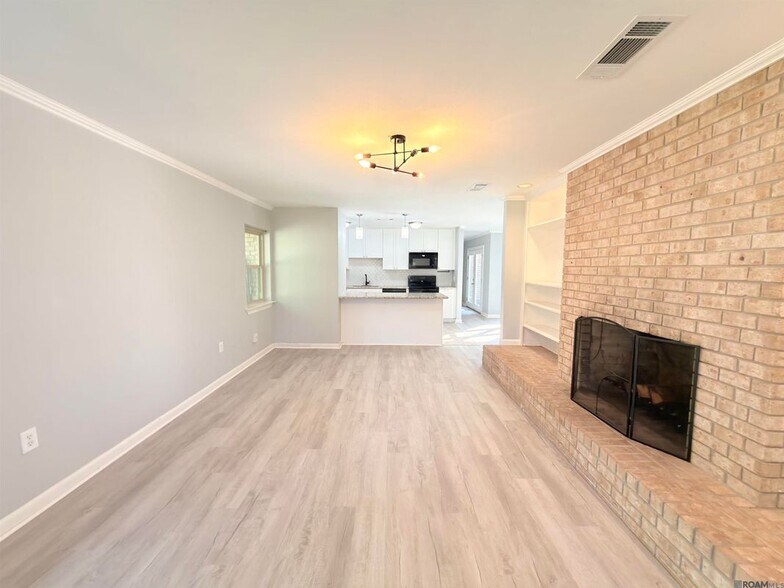 Building Photo - 15826 New Market Dr