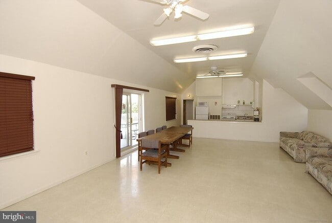 Building Photo - 5909 Quantrell Ave