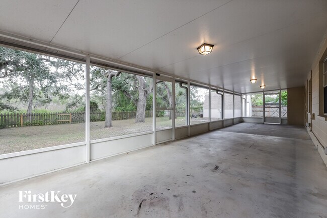 Building Photo - 1120 Brandon Lakes Ave