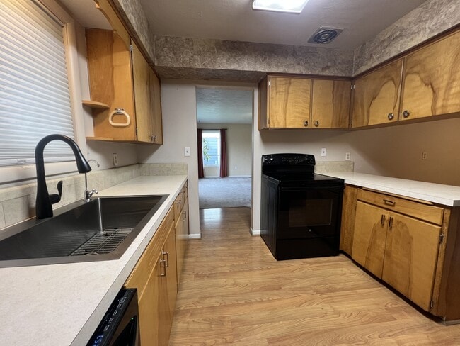 Building Photo - 1345 SE Madison St