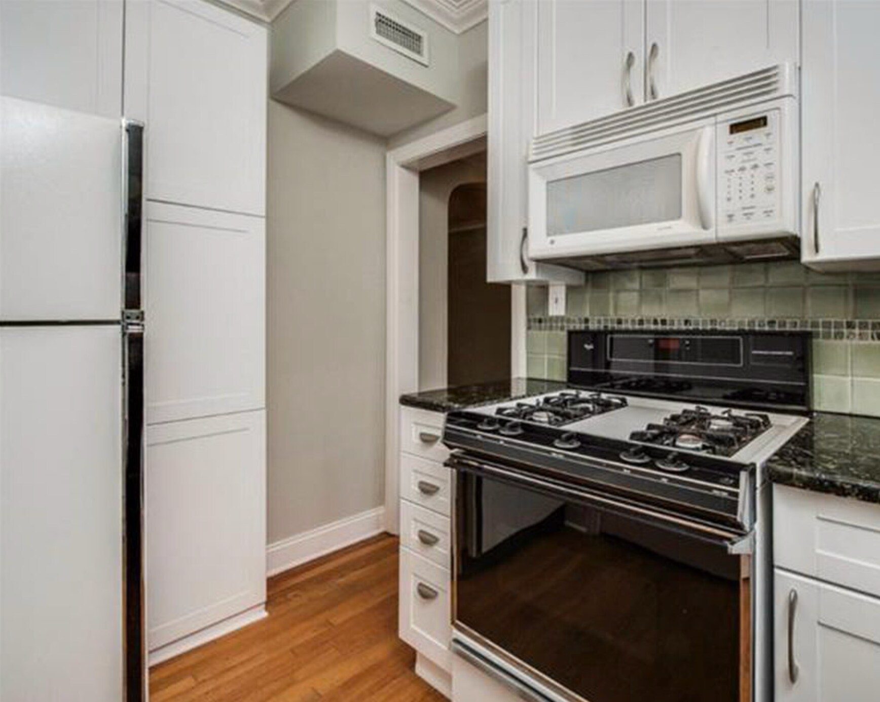 Kitchen - 1337 E Morehead St