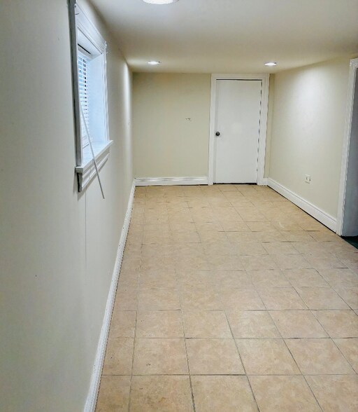 Building Photo - 607 Oakton St