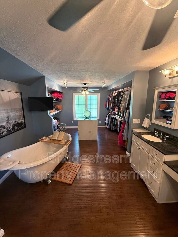 Building Photo - 7425 Pelbrook Farm Dr