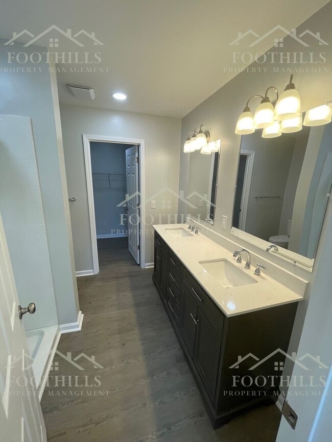 Building Photo - 103 Rhoe Cir