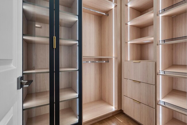 Building Photo - 623 Echo Ln