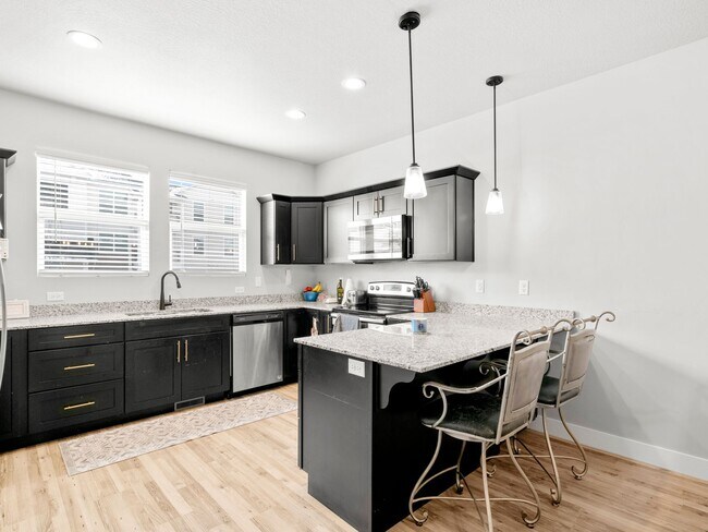 Building Photo - Private Basement Suite in Bright Co-Ed Townhome in Lehi Exchange!