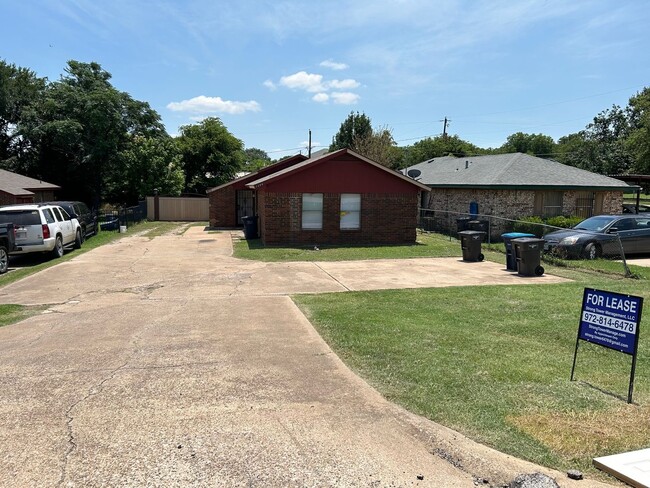 Primary Photo - Newly Updated 2 Bed / 1 Bath Duplex