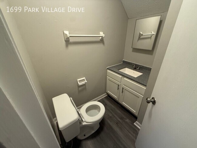 Building Photo - 1699 Park Village Dr