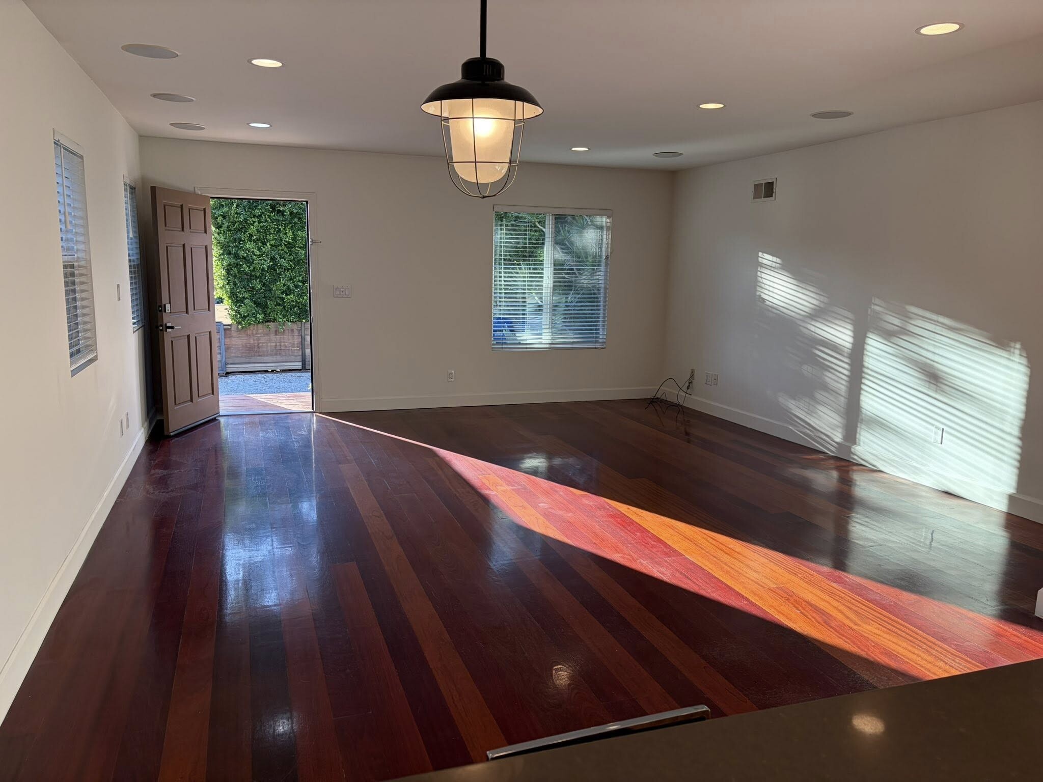 Building Photo - 832 N Las Palmas Ave