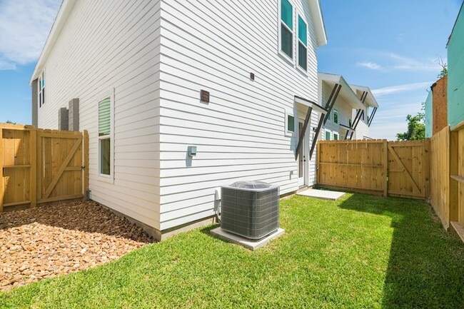 Building Photo - 7605 Victory Dr