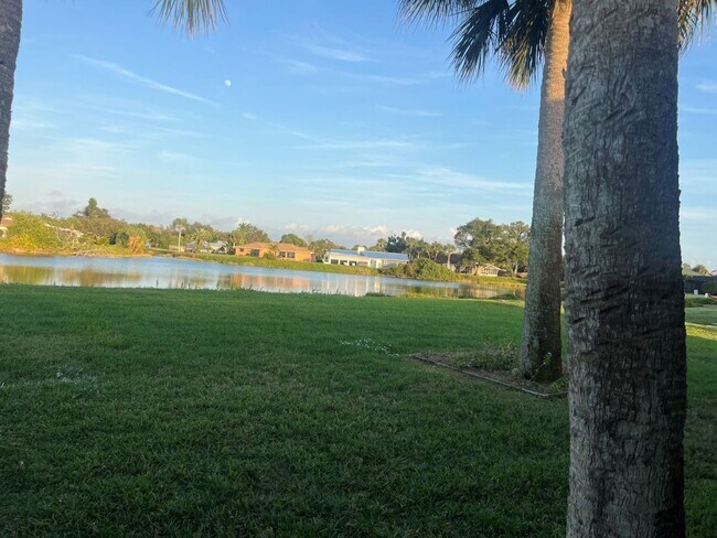 Building Photo - Lovely Lakefront Pinebrook South Home for Annual Rental