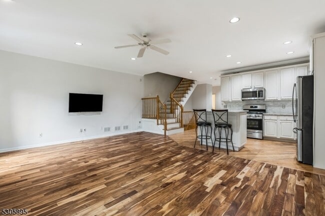 Building Photo - 5 Hidden Pond Ct