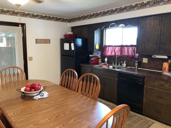 Building Photo - Top notch property!