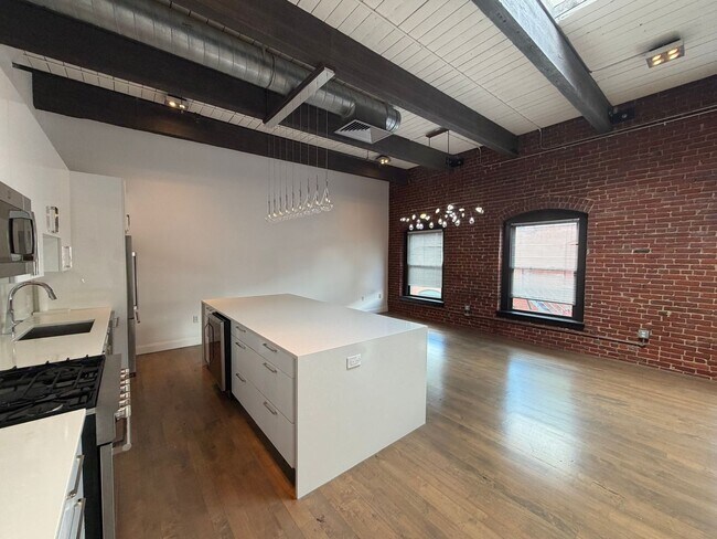 Building Photo - 21 Wormwood St