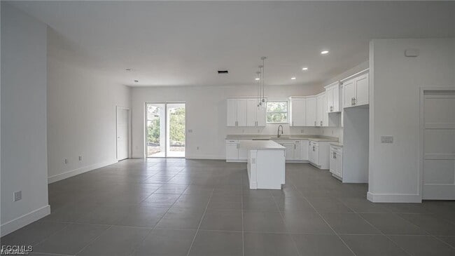 Building Photo - 744 Clancy St E