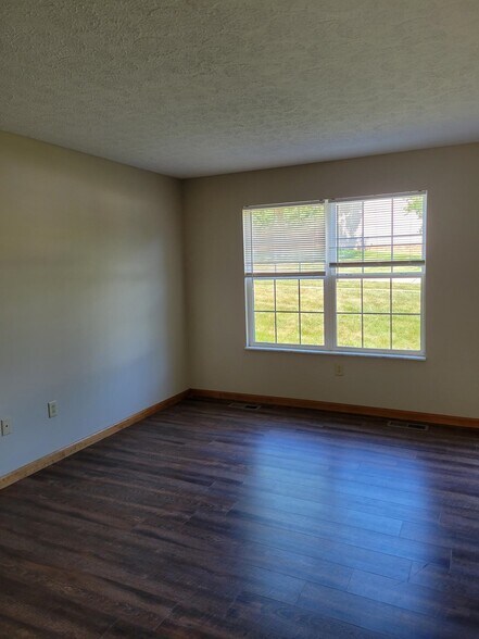 Building Photo - 222 Sandridge Dr
