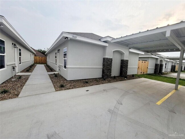 Building Photo - 10 Davenport St