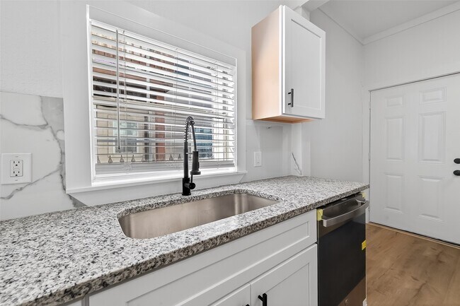 Building Photo - 2202 Hutchins St