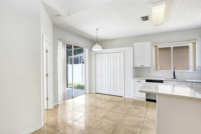 Building Photo - 930 Grand Canyon Dr
