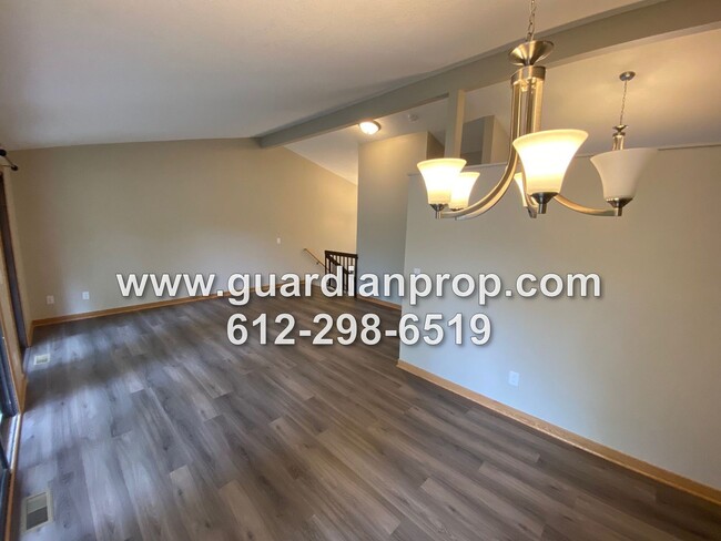 Building Photo - Updated Townhouse Available December 1st, ...