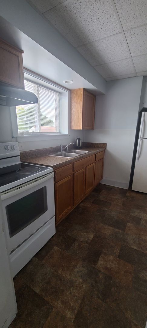 Building Photo - 2 bedroom upper, ready immediately!