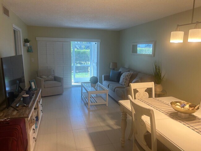 Building Photo - 207 Tropic Isle Dr