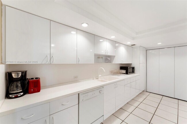 Building Photo - 1121 Crandon Blvd
