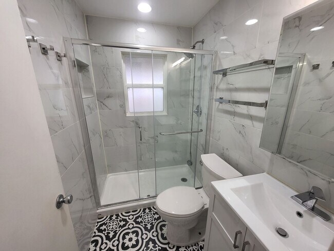 Building Photo - Remodeled 2 bedroom, 1 bathroom house in Capitol View neighborhood Edmond, OK with washer and dry...