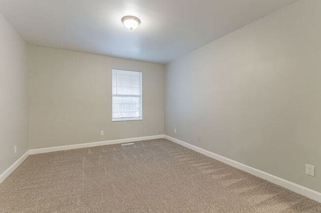 Building Photo - Two bedroom, two bath apartment with golf ...