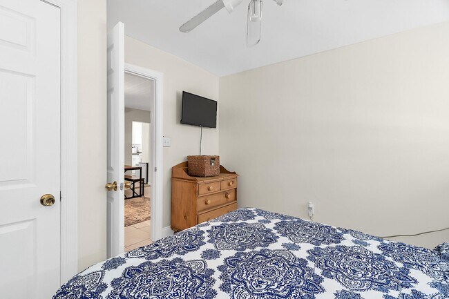 Building Photo - 909 N Palmway
