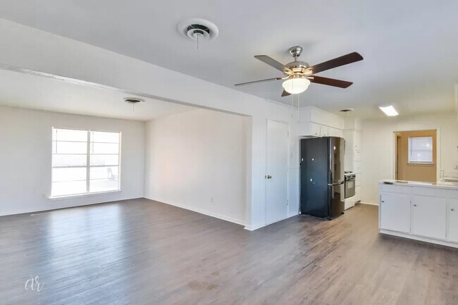 Building Photo - 4626 Don Juan St
