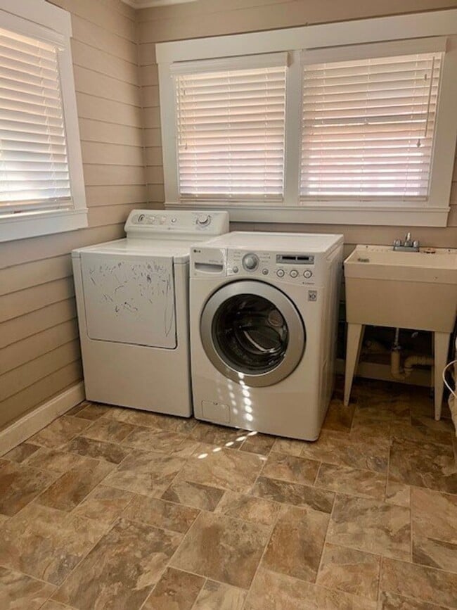 Building Photo - Santa Clara Charm ~ 3BR/1BA on Main Street