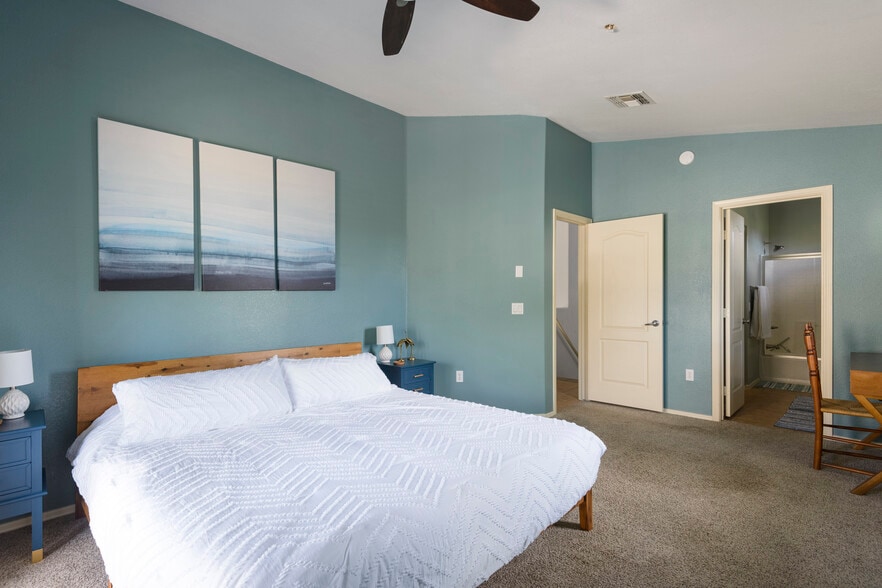 Building Photo - 2402 E 5th St