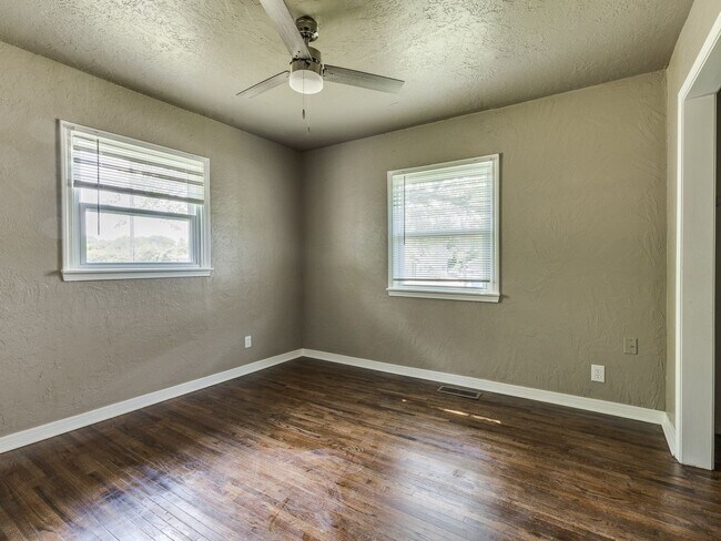 Building Photo - Great home, 4 bedrooms or 3+study, 1.5 bat...