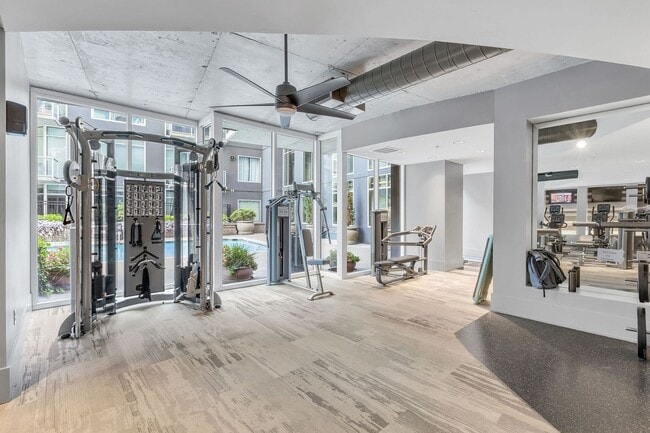 Building Photo - Awesome 1BE/1BA Condo in the Gulch w/2-res...