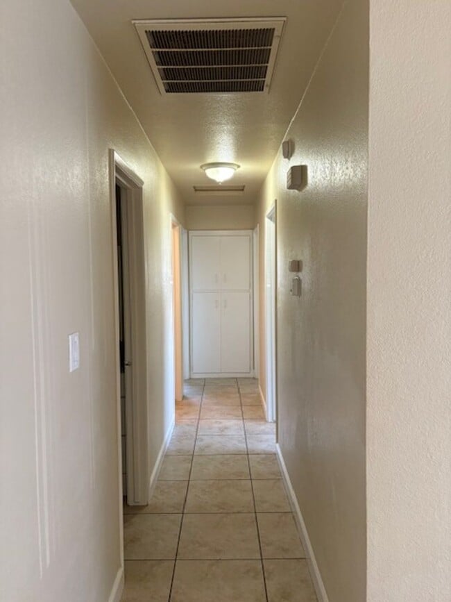 Building Photo - Single story, 3 bed 1.5 bath home.