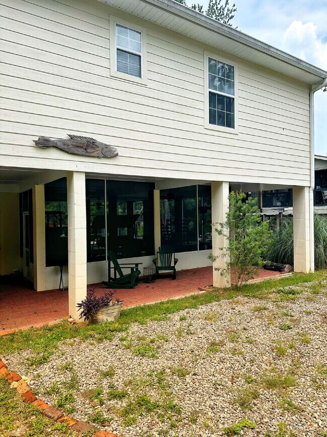 Building Photo - 165 Moss Ave