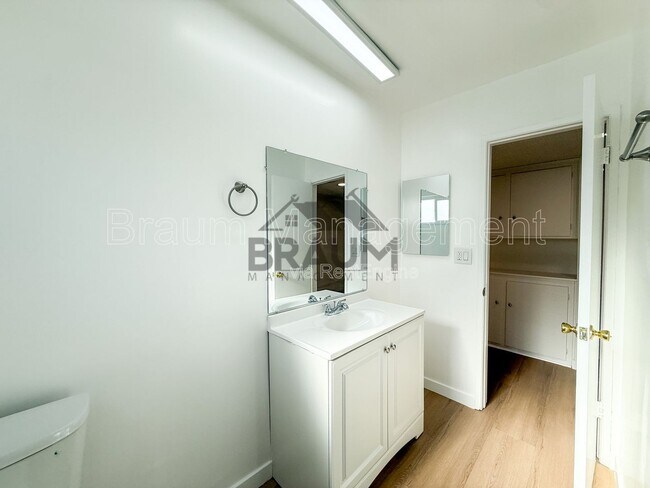 Building Photo - 6039 Whitsett Ave