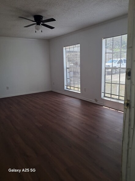 Building Photo - 810 Meadowbrook Dr