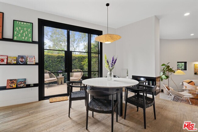 Building Photo - 2065 Watsonia Terrace
