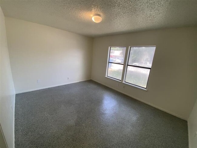 Building Photo - GREAT 2/2/1 DUPLEX