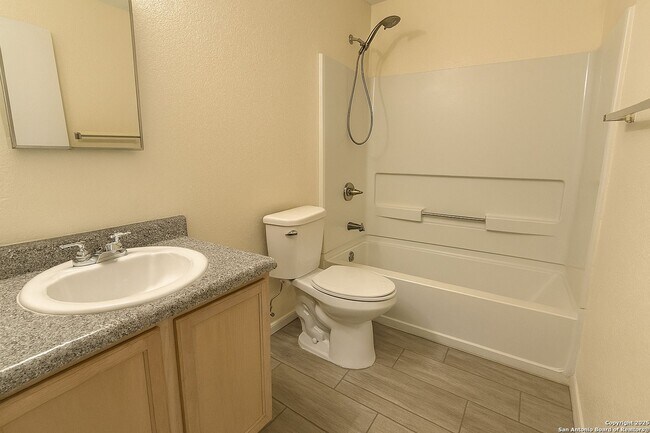 Building Photo - Nice One Story 3 Bedroom 2 Bath Home Backi...