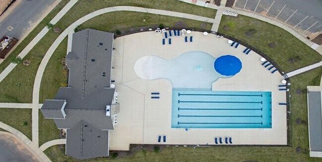 Building Photo - Enjoy this resort like feel where you live!