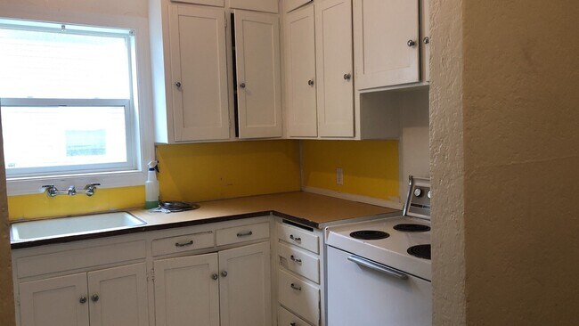 Building Photo - 813 NE A St